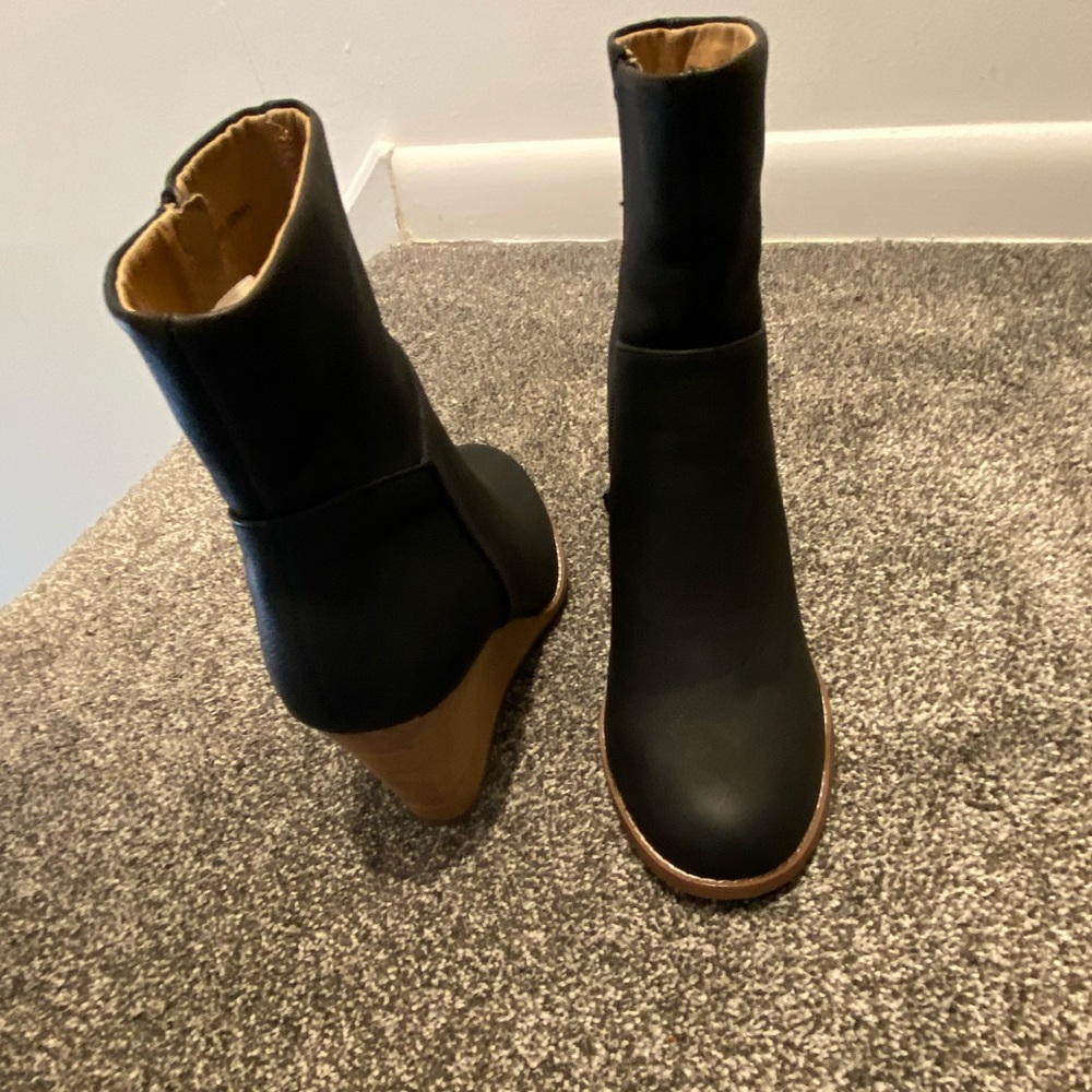 NWOT! Tom’s wedged heel